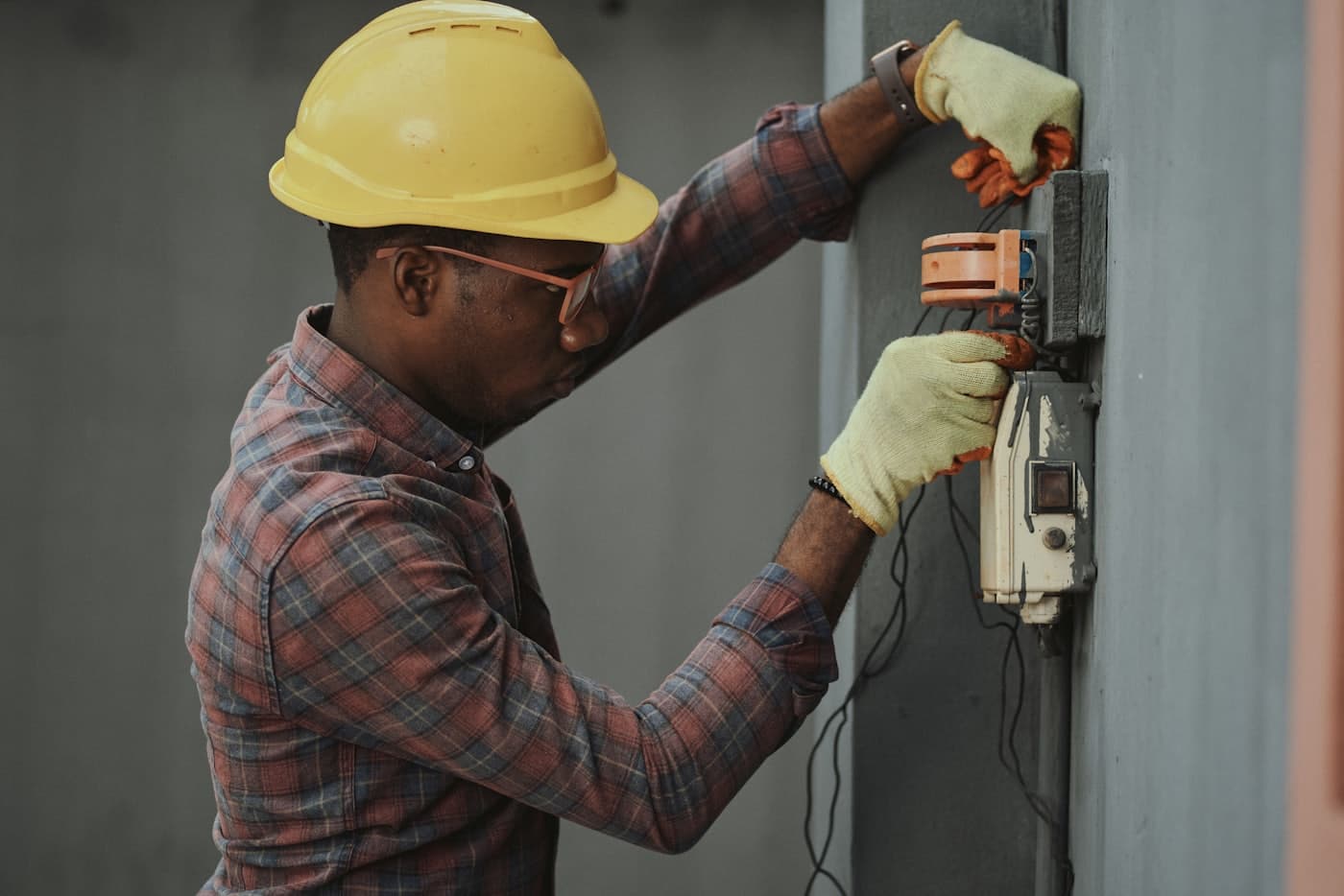 HVAC technician servicing a rooftop air conditioning unit